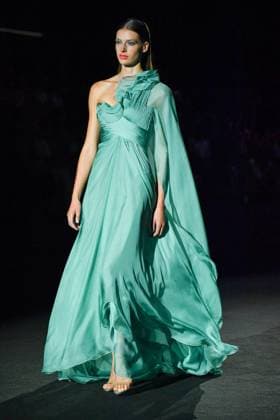 Mercedes-Benz Fashion Week Madrid, Spain - 19 Sep 2025 A model walks the runway wearing a design by Hannibal Laguna during Mercedes-Benz Fashion Week de Madrid in IFERMA, 19 septiembre 2025 Spain Madrid Spain Copyright: xAtilanoxGarciax xSOPAxImagesx FOTO12359