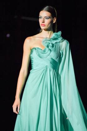 Mercedes-Benz Fashion Week Madrid, Spain - 19 Sep 2025 A model walks the runway wearing a design by Hannibal Laguna during Mercedes-Benz Fashion Week de Madrid in IFERMA, 19 septiembre 2025 Spain Madrid Spain Copyright: xAtilanoxGarciax xSOPAxImagesx FOTO12360