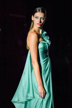 Mercedes-Benz Fashion Week Madrid, Spain - 19 Sep 2025 A model walks the runway wearing a design by Hannibal Laguna during Mercedes-Benz Fashion Week de Madrid in IFERMA, 19 septiembre 2025 Spain Madrid Spain Copyright: xAtilanoxGarciax xSOPAxImagesx FOTO12361