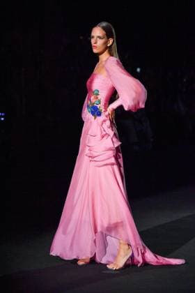 Mercedes-Benz Fashion Week Madrid, Spain - 19 Sep 2025 A model walks the runway wearing a design by Hannibal Laguna during Mercedes-Benz Fashion Week de Madrid in IFERMA, 19 septiembre 2025 Spain Madrid Spain Copyright: xAtilanoxGarciax xSOPAxImagesx FOTO12362