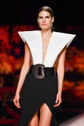 Mercedes-Benz Fashion Week Madrid, Spain - 19 Sep 2025 A model walks the runway wearing a design by ISABEL SANCHIS during Mercedes-Benz Fashion Week de Madrid in IFERMA. Madrid Spain Copyright: xAtilanoxGarciax xSOPAxImagesx FOTO12300