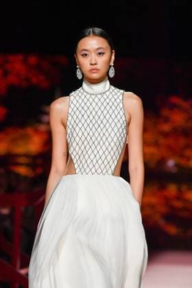 Mercedes-Benz Fashion Week Madrid, Spain - 19 Sep 2025 A model walks the runway wearing a design by ISABEL SANCHIS during Mercedes-Benz Fashion Week de Madrid in IFERMA. Madrid Spain Copyright: xAtilanoxGarciax xSOPAxImagesx FOTO12304