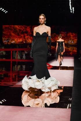 Mercedes-Benz Fashion Week Madrid, Spain - 19 Sep 2025 A model walks the runway wearing a design by ISABEL SANCHIS during Mercedes-Benz Fashion Week de Madrid in IFERMA. Madrid Spain Copyright: xAtilanoxGarciax xSOPAxImagesx FOTO12310