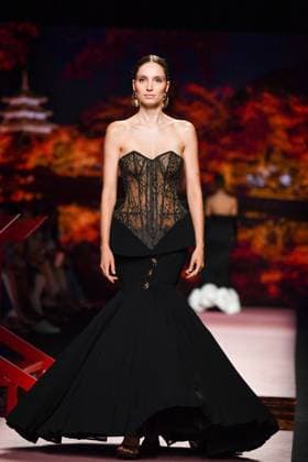 Mercedes-Benz Fashion Week Madrid, Spain - 19 Sep 2025 A model walks the runway wearing a design by ISABEL SANCHIS during Mercedes-Benz Fashion Week de Madrid in IFERMA. Madrid Spain Copyright: xAtilanoxGarciax xSOPAxImagesx FOTO12313