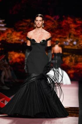 Mercedes-Benz Fashion Week Madrid, Spain - 19 Sep 2025 A model walks the runway wearing a design by ISABEL SANCHIS during Mercedes-Benz Fashion Week de Madrid in IFERMA. Madrid Spain Copyright: xAtilanoxGarciax xSOPAxImagesx FOTO12315