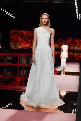 Mercedes-Benz Fashion Week Madrid, Spain - 19 Sep 2025 A model walks the runway wearing a design by ISABEL SANCHIS during Mercedes-Benz Fashion Week de Madrid in IFERMA. Madrid Spain Copyright: xAtilanoxGarciax xSOPAxImagesx FOTO12281
