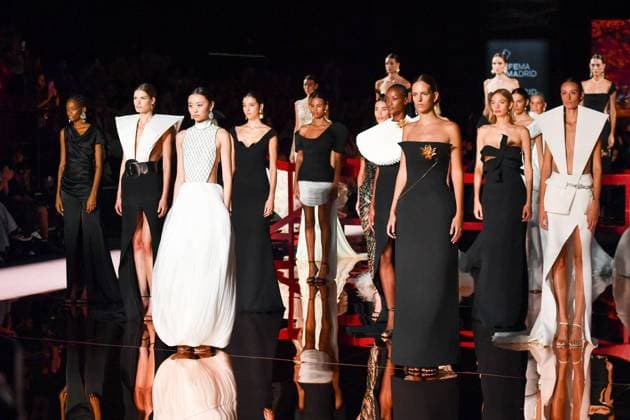 Mercedes-Benz Fashion Week Madrid, Spain - 19 Sep 2025 Models walk the runway wearing a design by ISABEL SANCHIS during Mercedes-Benz Fashion Week de Madrid in IFERMA. Madrid Spain Copyright: xAtilanoxGarciax xSOPAxImagesx FOTO12326