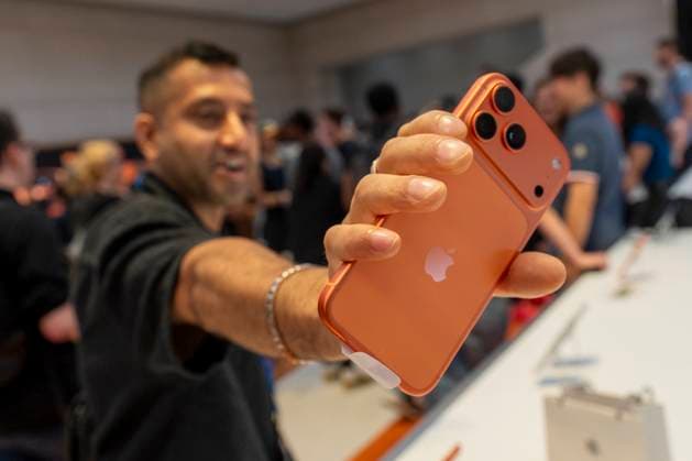 Bilder des Jahres 2025, News September 09 A person holds an iPhone 17 during the launch of the new models in New York, United States, 19 september 2025. Cook was in charge of opening the doors of the company s store on Fifth Avenue in New York and welcoming the first customers who had waited hours to get their hands on the new iPhone 17 models, which go on sale today. Tim Cook basks in the adulation of crowds in New York on the first day of iPhone 17 sales !ACHTUNG: NUR REDAKTIONELLE NUTZUNG!  Copyright: xAngelxColmenaresx AME797 20250919-55017973082_1