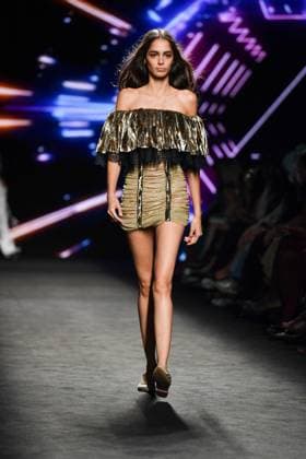 Mercedes-Benz Fashion Week Madrid, Spain - 19 Sep 2025 A model walks the runway wearing a design by Custo Barcelona during Mercedes-Benz Fashion Week de Madrid in IFERMA. Madrid Spain Copyright: xAtilanoxGarciax xSOPAxImagesx FOTO12641