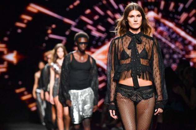 Mercedes-Benz Fashion Week Madrid, Spain - 19 Sep 2025 A model walks the runway wearing a design by Custo Barcelona during Mercedes-Benz Fashion Week de Madrid in IFERMA. Madrid Spain Copyright: xAtilanoxGarciax xSOPAxImagesx FOTO12664