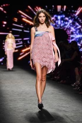 Mercedes-Benz Fashion Week Madrid, Spain - 19 Sep 2025 A model walks the runway wearing a design by Custo Barcelona during Mercedes-Benz Fashion Week de Madrid in IFERMA. Madrid Spain Copyright: xAtilanoxGarciax xSOPAxImagesx FOTO12590