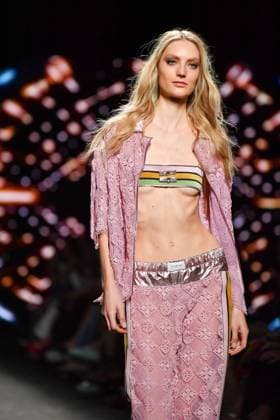 Mercedes-Benz Fashion Week Madrid, Spain - 19 Sep 2025 A model walks the runway wearing a design by Custo Barcelona during Mercedes-Benz Fashion Week de Madrid in IFERMA. Madrid Spain Copyright: xAtilanoxGarciax xSOPAxImagesx FOTO12593