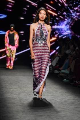 Mercedes-Benz Fashion Week Madrid, Spain - 19 Sep 2025 A model walks the runway wearing a design by Custo Barcelona during Mercedes-Benz Fashion Week de Madrid in IFERMA. Madrid Spain Copyright: xAtilanoxGarciax xSOPAxImagesx FOTO12597