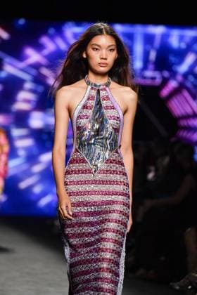 Mercedes-Benz Fashion Week Madrid, Spain - 19 Sep 2025 A model walks the runway wearing a design by Custo Barcelona during Mercedes-Benz Fashion Week de Madrid in IFERMA. Madrid Spain Copyright: xAtilanoxGarciax xSOPAxImagesx FOTO12598