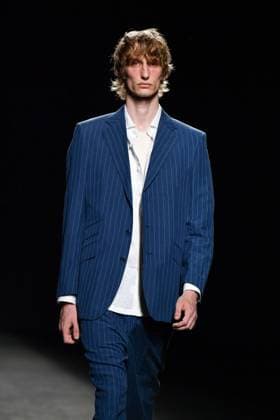 Mercedes-Benz Fashion Week Madrid - 19 Sep 2025 A model walks the runway wearing a design by Baro Lucas during the Mercedes-Benz Fashion Week de Madrid in IFERMA. Madrid Spain Copyright: xAtilanoxGarciax xSOPAxImagesx FOTO12706
