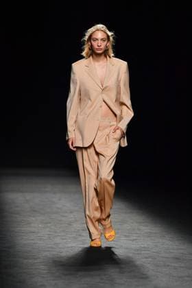 Mercedes-Benz Fashion Week Madrid - 19 Sep 2025 A model walks the runway wearing a design by Baro Lucas during the Mercedes-Benz Fashion Week de Madrid in IFERMA. Madrid Spain Copyright: xAtilanoxGarciax xSOPAxImagesx FOTO12686
