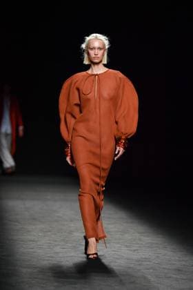 Mercedes-Benz Fashion Week Madrid - 19 Sep 2025 A model walks the runway wearing a design by Baro Lucas during the Mercedes-Benz Fashion Week de Madrid in IFERMA. Madrid Spain Copyright: xAtilanoxGarciax xSOPAxImagesx FOTO12690