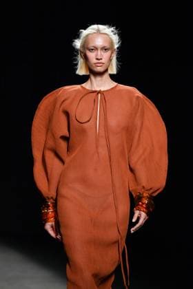 Mercedes-Benz Fashion Week Madrid - 19 Sep 2025 A model walks the runway wearing a design by Baro Lucas during the Mercedes-Benz Fashion Week de Madrid in IFERMA. Madrid Spain Copyright: xAtilanoxGarciax xSOPAxImagesx FOTO12691