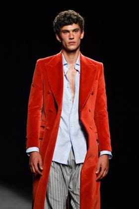 Mercedes-Benz Fashion Week Madrid - 19 Sep 2025 A model walks the runway wearing a design by Baro Lucas during the Mercedes-Benz Fashion Week de Madrid in IFERMA. Madrid Spain Copyright: xAtilanoxGarciax xSOPAxImagesx FOTO12693