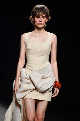 Mercedes-Benz Fashion Week Madrid - 19 Sep 2025 A model walks the runway wearing a design by Baro Lucas during the Mercedes-Benz Fashion Week de Madrid in IFERMA. Madrid Spain Copyright: xAtilanoxGarciax xSOPAxImagesx FOTO12699