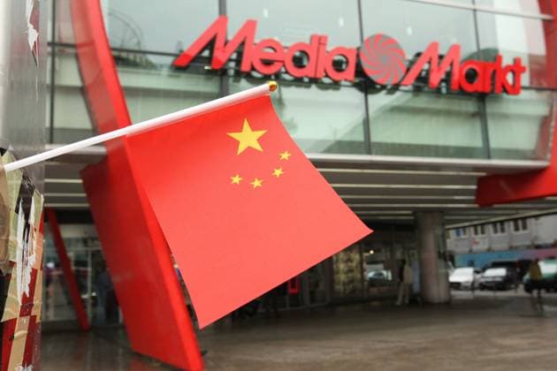 RECORD DATE NOT STATED Eine Flagge der Volksrepublik China ist an einen Laternenpfahl vor dem Eingang vom MediaMarkt Tech Village Hamburg in der Mönckebergstraße befestig worden. Der chinesische E-Commerce-Riese JD.com wird aller Voraussicht nach neuer Mehrheitsaktionär vom Elektronik-Fachhändler Mediamarkt-Saturn. Symbolbild Symbolfoto. Altstadt Hamburg *** A flag of the Peoples Republic of China has been attached to a lamppost in front of the entrance to MediaMarkt Tech Village Hamburg in Mönckebergstraße The Chinese e-commerce giant JD com is expected to become the new majority shareholder of electronics retailer Mediamarkt Saturn Symbolic image Symbolic photo Old Town Hamburg
