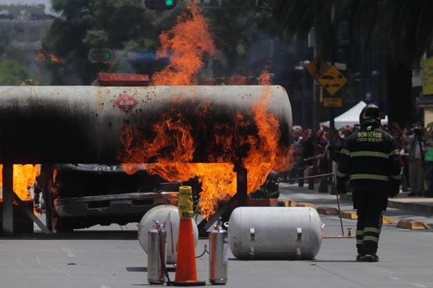 Second National Earthquake Drill 2025 Firefighters extinguish a fire during the second national earthquake drill with a magnitude of 8.1 on the Richter scale with its epicenter in Lazaro Cardenas, Michoacan. on September 19, 2025 in Mexico City, Mexico. (Photo byCarlos Santiago Eyepix Group) Copyright: xCarlosxSantiago xEyepixxGroupx CS_19092025_170680