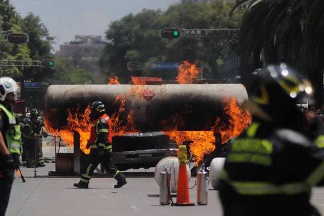 Second National Earthquake Drill 2025 Firefighters extinguish a fire during the second national earthquake drill with a magnitude of 8.1 on the Richter scale with its epicenter in Lazaro Cardenas, Michoacan. on September 19, 2025 in Mexico City, Mexico. (Photo byCarlos Santiago Eyepix Group) Copyright: xCarlosxSantiago xEyepixxGroupx CS_19092025_170669