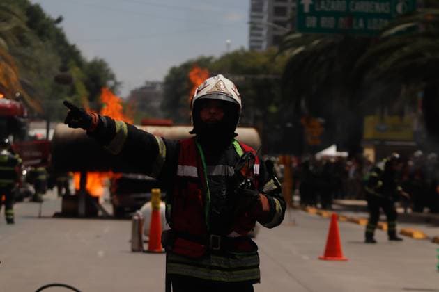 Second National Earthquake Drill 2025 Firefighters extinguish a fire during the second national earthquake drill with a magnitude of 8.1 on the Richter scale with its epicenter in Lazaro Cardenas, Michoacan. on September 19, 2025 in Mexico City, Mexico. (Photo byCarlos Santiago Eyepix Group) Copyright: xCarlosxSantiago xEyepixxGroupx CS_19092025_170671