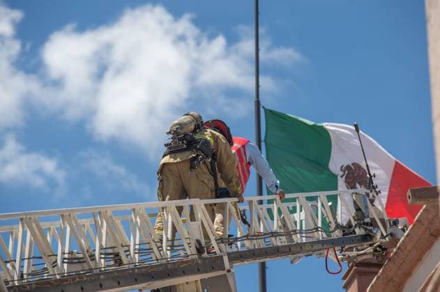 National Earthquake Drill 2025 In Queretaro Firefighters simulate the rescue of an injured person during the national earthquake drill with a magnitude of 8.1 on the Richter scale with its epicenter in Lazaro Cardenas, Michoacan. on September 19, 2025 in Queretaro, Mexico. (Photo by Jose Carrera Eyepix Group) Copyright: xJosexCarrera EyepixxGroupx JFC_19092025_170694