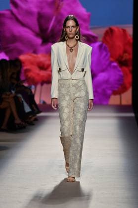 Design by Lola Casademunt during Mercedes-Benz Fashion Week de Madrid in Spain - 20 Sept 2025 A model walks the runway wearing a design by Lola Casademunt during Mercedes-Benz Fashion Week de Madrid in IFERMA. Madrid Spain Copyright: xAtilanoxGarciax xSOPAxImagesx FOTO48551