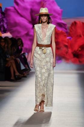 Design by Lola Casademunt during Mercedes-Benz Fashion Week de Madrid in Spain - 20 Sept 2025 A model walks the runway wearing a design by Lola Casademunt during Mercedes-Benz Fashion Week de Madrid in IFERMA. Madrid Spain Copyright: xAtilanoxGarciax xSOPAxImagesx FOTO48555