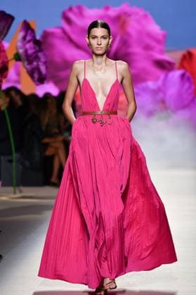 Design by Lola Casademunt during Mercedes-Benz Fashion Week de Madrid in Spain - 20 Sept 2025 A model walks the runway wearing a design by Lola Casademunt during Mercedes-Benz Fashion Week de Madrid in IFERMA. Madrid Spain Copyright: xAtilanoxGarciax xSOPAxImagesx FOTO48563