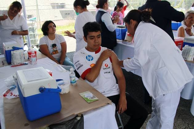 Measles Vaccination In Mexico City A man receives the measles vaccine as part of a free, mass vaccination campaign against the disease in the parking lot of the Estadio Olimpico Universitario in Mexico City, Mexico, on September 19, 2025. This vaccination campaign targets the population between six months and 49 years old. This campaign results from an alliance between the IMSS (Mexican Social Security Institute), ISSSTE (National Institute of Statistics and Census), PEMEX personnel, and UNAM (National Autonomous University of Mexico) to eradicate measles, a viral disease that the World Health Organization considers one of the leading causes of infant death worldwide. MÃ xico City Mexico  Copyright: xJosexLuisxToralesx originalFilename: torales-notitle250919_nprjt.jpg