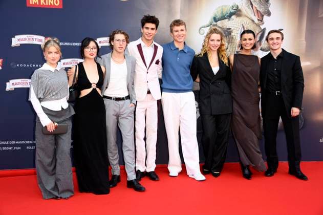 Emilia Pieske, Purnima Grätz, Thilo Fridolin Matthes, Loris Sichrovsky, Leonard Conrads, Emilia Maier, Tomomi Themann und Luis Vorbach bei der Premiere des Kinofilms Die Schule der magischen Tiere 4 im Zoo Palast. Berlin, 19.09.2025