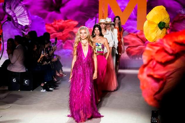 Esther Canadas und Models bei der Lola Casademunt by Maite Fashion Show auf der Mercedes-Benz Fashion Week Madrid Spring Summer 2026 auf dem Messegelände Ifema. Madrid, 19.09.2025