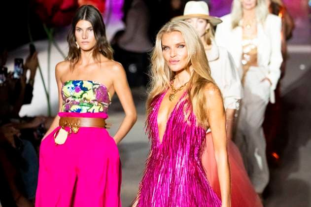 Esther Canadas und Models bei der Lola Casademunt by Maite Fashion Show auf der Mercedes-Benz Fashion Week Madrid Spring Summer 2026 auf dem Messegelände Ifema. Madrid, 19.09.2025