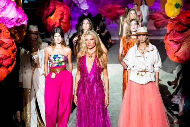 Esther Canadas und Models bei der Lola Casademunt by Maite Fashion Show auf der Mercedes-Benz Fashion Week Madrid Spring Summer 2026 auf dem Messegelände Ifema. Madrid, 19.09.2025