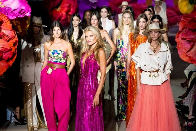 Esther Canadas und Models bei der Lola Casademunt by Maite Fashion Show auf der Mercedes-Benz Fashion Week Madrid Spring Summer 2026 auf dem Messegelände Ifema. Madrid, 19.09.2025