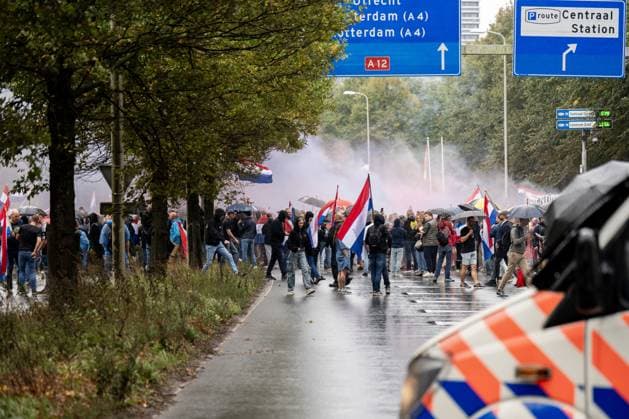 Bilder des Jahres 2025, News September 09 THE HAGUE - Protesters take to the A12 motorway during a protest against the current asylum policy at the Malieveld. The initiator, known online as Els Rechts, advocates for reduced immigration, fair housing policies, and transparency towards the public. ANP JOSH WALET netherlands out - belgium out  Copyright: xx x536946991x originalFilename: 536946991.jpg