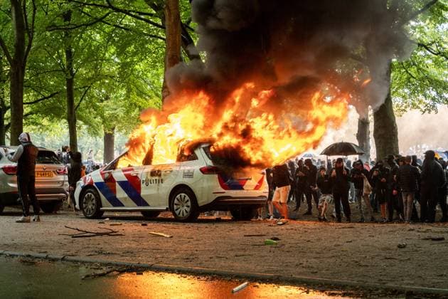 THE HAGUE - A police car is set on fire during a protest against the current asylum policy on the Malieveld. The initiator, known online as Els Rechts, advocates for less immigration, fair housing policy, and transparency towards the public. ANP JOSH WALET netherlands out - belgium out  Copyright: xx x536948723x originalFilename: 536948723.jpg