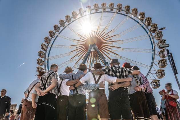 Bilder des Jahres 2025, News September 09 Oktoberfest 2025, Wiesn-Start bei strahlendem Sonnenschein und Temperaturen bis zu 30 Grad,Männer in Tracht beim Gruppenfoto vor Riesenrad, 20. September 2025 Deutschland, München, 20. September 2025, Oktoberfest 2025, Männergruppe in bayerischer Tracht machen ein Foto von sich, vor Riesenrad, Wiesn-Start bei strahlendem Sonnenschein und Temperaturen bis 30 Grad, Samstagmittag um 13 Uhr, bestes Wiesnwetter, typisch bayerisch, Volksfest, Bayern, *** Oktoberfest 2025, Wiesn start in bright sunshine and temperatures up to 30 degrees, men in traditional costume taking a group photo in front of the Ferris wheel, September 20, 2025 Germany, Munich, September 20, 2025, Oktoberfest 2025, group of men in traditional Bavarian costume take a photo