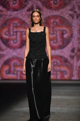 Mercedes-Benz Fashion Week Madrid - 20 Sep 2025 A model walks the runway wearing a design by Fely Campo during the Mercedes-Benz Fashion Week de Madrid in IFERMA. Madrid Spain Copyright: xAtilanoxGarciax xSOPAxImagesx FOTO12793