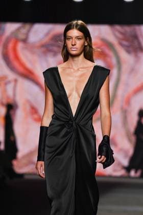 Mercedes-Benz Fashion Week Madrid - 20 Sep 2025 A model walks the runway wearing a design by Fely Campo during the Mercedes-Benz Fashion Week de Madrid in IFERMA. Madrid Spain Copyright: xAtilanoxGarciax xSOPAxImagesx FOTO12771