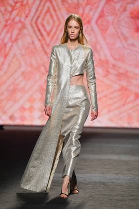 Mercedes-Benz Fashion Week Madrid - 20 Sep 2025 A model walks the runway wearing a design by Fely Campo during the Mercedes-Benz Fashion Week de Madrid in IFERMA. Madrid Spain Copyright: xAtilanoxGarciax xSOPAxImagesx FOTO12774