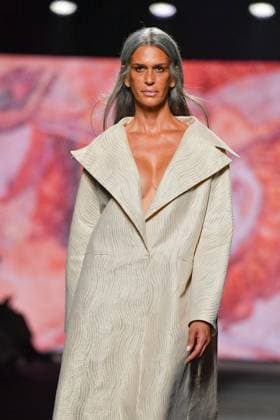 Mercedes-Benz Fashion Week Madrid - 20 Sep 2025 A model walks the runway wearing a design by Fely Campo during the Mercedes-Benz Fashion Week de Madrid in IFERMA. Madrid Spain Copyright: xAtilanoxGarciax xSOPAxImagesx FOTO12778