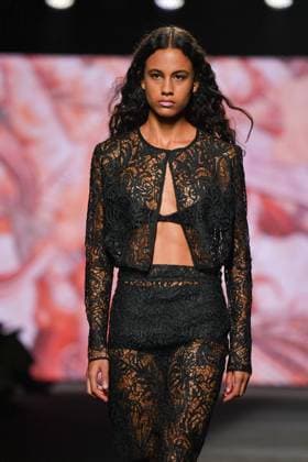 Mercedes-Benz Fashion Week Madrid - 20 Sep 2025 A model walks the runway wearing a design by Fely Campo during the Mercedes-Benz Fashion Week de Madrid in IFERMA. Madrid Spain Copyright: xAtilanoxGarciax xSOPAxImagesx FOTO12782