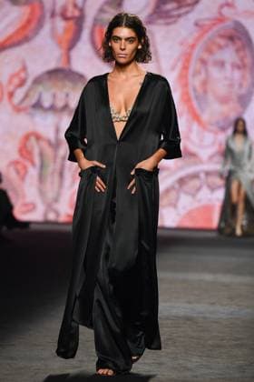 Mercedes-Benz Fashion Week Madrid - 20 Sep 2025 A model walks the runway wearing a design by Fely Campo during the Mercedes-Benz Fashion Week de Madrid in IFERMA. Madrid Spain Copyright: xAtilanoxGarciax xSOPAxImagesx FOTO12766