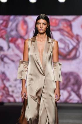 Mercedes-Benz Fashion Week Madrid - 20 Sep 2025 A model walks the runway wearing a design by Fely Campo during the Mercedes-Benz Fashion Week de Madrid in IFERMA. Madrid Spain Copyright: xAtilanoxGarciax xSOPAxImagesx FOTO12757