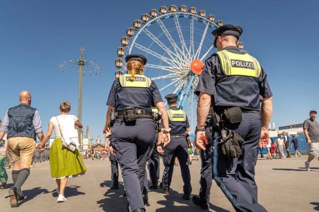 Oktoberfest 2025, Polizeistreife auf der Festwiese, Riesenrad, München, 20. September 2025 Deutschland, München, 20. September 2025, Oktoberfest 2025, Polizeistreife vor Riesenrad, etwa 600 Polizisten und Polizistinnen sorgen für Sicherheit auf der Wiesn, vor Riesenrad, Wiesn-Start bei Temperaturen bis 30 Grad, Samstagmittag um 13 Uhr, bestes Wiesnwetter, typisch bayerisch, Volksfest, Bayern, *** Oktoberfest 2025, police patrol on the festival meadow, Ferris wheel, Munich, September 20, 2025 Germany, Munich, September 20, 2025, Oktoberfest 2025, police patrol in front of the Ferris wheel, about 600 police officers ensure security at the Wiesn, in front of the Ferris wheel, Wiesn start at temperatures up to 30 degrees, Saturday noon at 1
