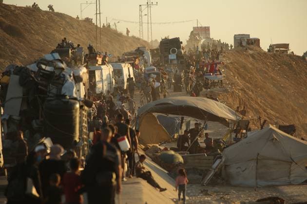 Palestinians continue to be displaced from Gaza City due to Israeli ground offensive GAZA CITY, GAZA - SEPTEMBER 20: Palestinians flee to the south along Al-Rashid Street with their belongings following intensified Israeli airstrikes and the start of ground operations in Gaza City on September 20, 2025. The mass displacement comes amid heavy bombardments and evacuation orders issued by Israel. Hassan Jedi Anadolu Gaza City Gaza. Editorial use only. Please get in touch for any other usage.  Copyright: x2025xAnadoluxHassanxJedix